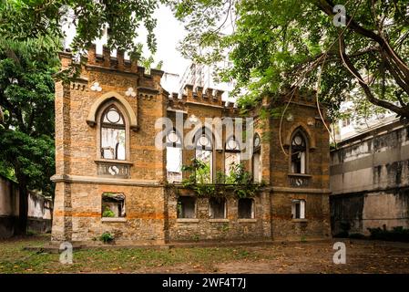 Architettura neogotica facciata rimanente del Palazzo abbandonato Foto Stock