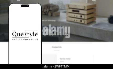 Istanbul, Turchia - 25 gennaio 2024: Logo del marchio Questyle sullo schermo dello smartphone con il sito Web Questyle sullo sfondo. Questyle e' una compagnia audio di alto livello Foto Stock