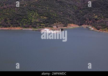 Vista del villaggio abbandonato di Sfentili, a Creta, nella diga del fiume Aposelemis. Villaggio sommerso di Sfentili. Foto Stock