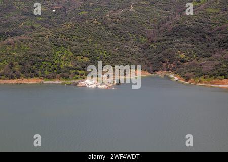 Vista del villaggio abbandonato di Sfentili, a Creta, nella diga del fiume Aposelemis. Villaggio sommerso di Sfentili. Foto Stock