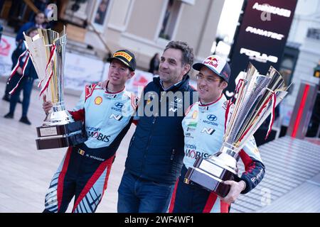 Gap, Principato di Monaco. 28 gennaio 2024. Driver Thierry Neuville (bel) e Martijn Wydaeghe (bel) Cyril Abiteboul Team Principal del Team Hyundai Shell Mobis World Rally Team, Hyundai I20 N Rally1 Hybrid, celebrando il podio finale di Monaco, durante il Campionato del mondo FIA Rally WRC Rallye Automobile Monte-Carlo 2024 28 gennaio Gap, Francia credito: Independent Photo Agency/Alamy Live News Foto Stock