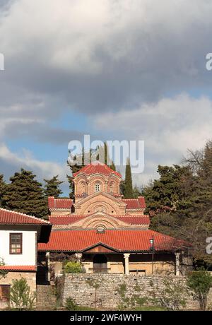 Nel 282 la chiesa bizantina della Santa madre di Dio Perivleptos, costruita nel 1295 d.C., si trova in cima a una delle tre colline della città. Ohrid-Macedonia del Nord. Foto Stock