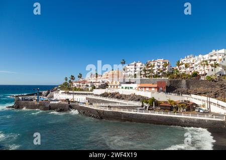 La piccola spiaggia di Puerto de Santiago, Tenerife, Isole Canarie Foto Stock