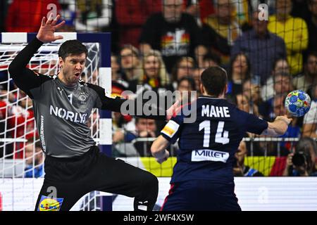 Colonia, Germania. 28 gennaio 2024. Handball: Campionato europeo, Francia - Danimarca, round finale, round finale, finale nella Lanxess Arena, Kentin Mahe francese in azione contro il portiere danese Niklas Landin. Credito: Tom Weller/dpa/Alamy Live News Foto Stock