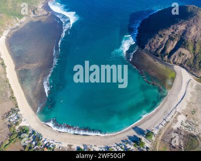 Una vista aerea di una spiaggia in Indonesia Foto Stock