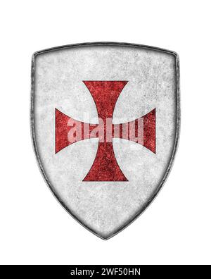 Vecchio scudo crociato in metallo con croce isolata su sfondo bianco Foto Stock