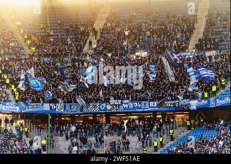 Amburgo, Deutschland. 28 gennaio 2024. Fan/Ultras Karlsruher SC GER, Hamburger SV vs. Karlsruher SC, Fussball, 2. Bundesliga, Spieltag 19, Saison 2023/2024, 28.01.2024 REGOLAMENTI DFL VIETANO QUALSIASI USO DI FOTOGRAFIE COME SEQUENZE DI IMMAGINI E/O QUASI-VIDEO foto: Eibner-Pressefoto/Marcel von Fehrn credito: dpa/Alamy Live News Foto Stock