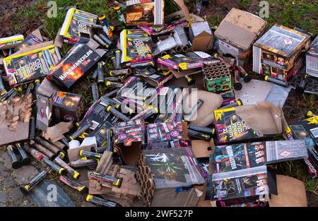 Berlino, Germania. 1 gennaio 2024. 01.01.2024, Berlino. I resti dei fuochi d'artificio della notte giacciono su un marciapiede della mattina di Capodanno di fronte a una casa dove probabilmente sono stati attivati molti fuochi d'artificio. Crediti: Wolfram Steinberg/dpa/Alamy Live News Foto Stock