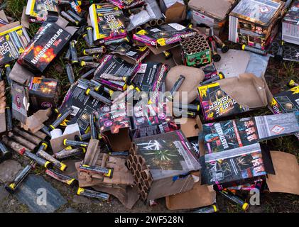 Berlino, Germania. 1 gennaio 2024. 01.01.2024, Berlino. I resti dei fuochi d'artificio della notte giacciono su un marciapiede della mattina di Capodanno di fronte a una casa dove probabilmente sono stati attivati molti fuochi d'artificio. Crediti: Wolfram Steinberg/dpa/Alamy Live News Foto Stock