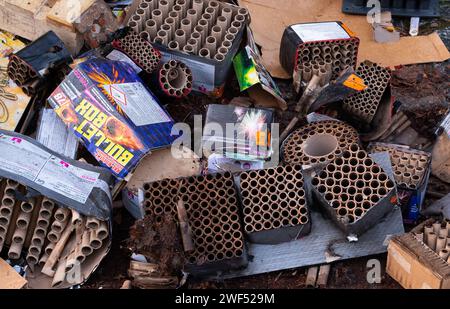 Berlino, Germania. 1 gennaio 2024. 01.01.2024, Berlino. I resti dei fuochi d'artificio della notte giacciono su un marciapiede della mattina di Capodanno di fronte a una casa dove probabilmente sono stati attivati molti fuochi d'artificio. Crediti: Wolfram Steinberg/dpa/Alamy Live News Foto Stock