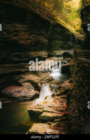 Glen creek lungo il sentiero della gola nel parco Watkins Glen Foto Stock