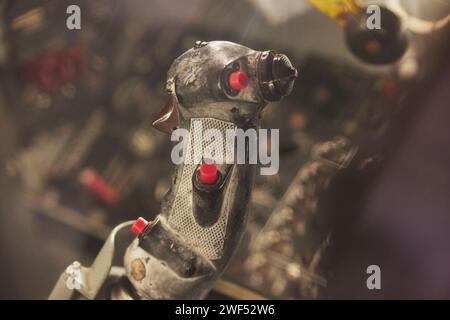 Joystick di un vecchio caccia jet da vicino in Danimarca Foto Stock