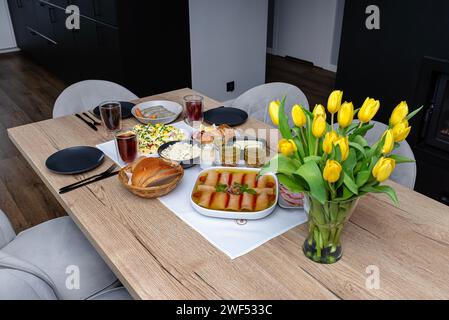 Piatti tradizionali polacchi per la colazione pasquale, sdraiati sul tavolo nella sala da pranzo. Foto Stock