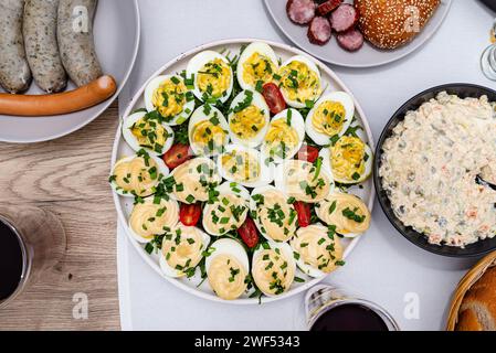 Piatti tradizionali polacchi per la colazione di Pasqua, uova visibili con maionese e farcitura. Foto Stock