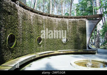 La vista estiva della fontana di forma circolare e un luogo dove respirare acqua minerale salutare nel parco cittadino di Birstonas (Lituania). Foto Stock