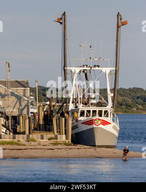 Il peschereccio commerciale è ormeggiato nel porto di Montauk, Long Island. Foto Stock