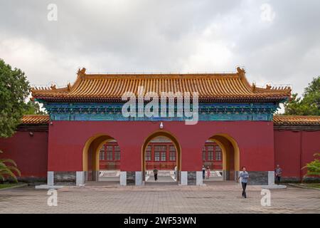 Pechino, Cina - 08 agosto 2018: Porta all'interno del Parco Zhongshan vicino al Palazzo Imperiale. Foto Stock