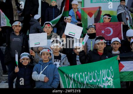 Gaziantep, Turkiye. 28 gennaio 2024: Gaziantep. Turkiye. 28 gennaio 2024. La città di Gaziantep nel sud della Turchia è testimone di una manifestazione a sostegno di Gaza e contro la guerra israeliana nella Striscia di Gaza assediata. La manifestazione è stata organizzata dal Partito curdo di Huda Par e i manifestanti hanno innalzato bandiere turche accanto a quelle palestinesi. Crediti: ZUMA Press, Inc./Alamy Live News Foto Stock