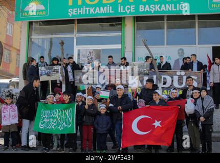 Gaziantep, Turkiye. 28 gennaio 2024: Gaziantep. Turkiye. 28 gennaio 2024. La città di Gaziantep nel sud della Turchia è testimone di una manifestazione a sostegno di Gaza e contro la guerra israeliana nella Striscia di Gaza assediata. La manifestazione è stata organizzata dal Partito curdo di Huda Par e i manifestanti hanno innalzato bandiere turche accanto a quelle palestinesi. Crediti: ZUMA Press, Inc./Alamy Live News Foto Stock