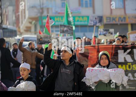 Gaziantep, Turkiye. 28 gennaio 2024: Gaziantep. Turkiye. 28 gennaio 2024. La città di Gaziantep nel sud della Turchia è testimone di una manifestazione a sostegno di Gaza e contro la guerra israeliana nella Striscia di Gaza assediata. La manifestazione è stata organizzata dal Partito curdo di Huda Par e i manifestanti hanno innalzato bandiere turche accanto a quelle palestinesi. Crediti: ZUMA Press, Inc./Alamy Live News Foto Stock