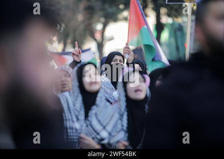 Gaziantep, Turkiye. 28 gennaio 2024: Gaziantep. Turkiye. 28 gennaio 2024. La città di Gaziantep nel sud della Turchia è testimone di una manifestazione a sostegno di Gaza e contro la guerra israeliana nella Striscia di Gaza assediata. La manifestazione è stata organizzata dal Partito curdo di Huda Par e i manifestanti hanno innalzato bandiere turche accanto a quelle palestinesi. Crediti: ZUMA Press, Inc./Alamy Live News Foto Stock