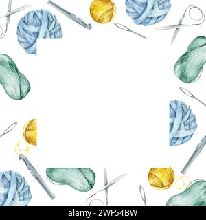 Telaio quadrato per maglieria in lana acquerello con aghi, palle di lana, perni e ganci. Palle di filato blu verde e giallo con ganci in metallo per hobby fatto a mano Foto Stock