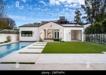 Elegante casa contemporanea con una scintillante piscina e un esterno bianco incontaminato Foto Stock