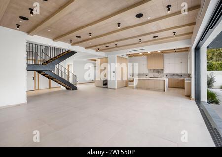 Interno vuoto di una casa con scala che porta alla cucina Foto Stock