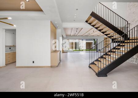 Scala in legno che conduce al secondo piano di una casa intima Foto Stock