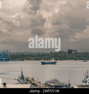 Nuvole tempestose sul porto militare e commerciale di Augusta, provincia di Siracusa, Sicilia, Italia Foto Stock