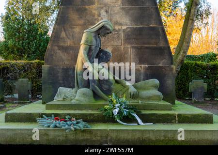 Krieger-Denkmal, io Weltkrieg auf dem evangelischen Friedhof in Großröhrsdorf 236 Stelen für Gefallene und Vermisste des ersten Weltkrieges, diese in verschiedene Abteilungen gegliedert und entsprechend dem Dienstgrad mit unterschiedlicher Gestaltung schlichte Stelen mit Rundbogenabschluss aufwändigere ursprünglich, zwei Eichen und weitere Gehölzanpflanzungen, im Mittelpunkt der Anlage über einem dreistufigen Unterbau in der Art einer PietÃ eine Krankenpflegerin und ein sterbender Soldat in S. Foto Stock