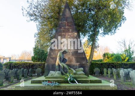 Krieger-Denkmal, io Weltkrieg auf dem evangelischen Friedhof in Großröhrsdorf 236 Stelen für Gefallene und Vermisste des ersten Weltkrieges, diese in verschiedene Abteilungen gegliedert und entsprechend dem Dienstgrad mit unterschiedlicher Gestaltung schlichte Stelen mit Rundbogenabschluss aufwändigere ursprünglich, zwei Eichen und weitere Gehölzanpflanzungen, im Mittelpunkt der Anlage über einem dreistufigen Unterbau in der Art einer PietÃ eine Krankenpflegerin und ein sterbender Soldat in S. Foto Stock