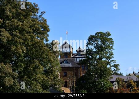 Hook Norton Brewery guardando dall'altra parte dei campi dietro l'edificio Foto Stock