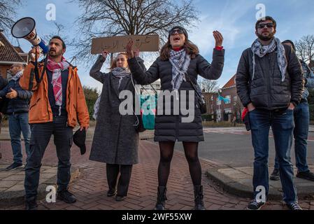 Den Haag, Olanda meridionale, Paesi Bassi. 28 gennaio 2024. Diversi manifestanti cantano slogan filo-palestinesi davanti all'ambasciata egiziana. Il 28 gennaio 2024, attivisti filo-palestinesi hanno protestato davanti all'ambasciata egiziana a Den Haag, nei Paesi Bassi. Chiesero al governo egiziano di aprire il valico di frontiera di Rafah per fuggire dai gazani e dagli aiuti umanitari. (Immagine di credito: © James Petermeier/ZUMA Press Wire) SOLO USO EDITORIALE! Non per USO commerciale! Foto Stock