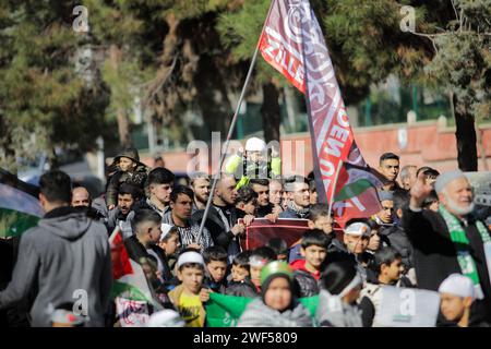 Gaziantep, Turkiye. 28 gennaio 2024: Gaziantep. Turkiye. 28 gennaio 2024. La città di Gaziantep nel sud della Turchia è testimone di una manifestazione a sostegno di Gaza e contro la guerra israeliana nella Striscia di Gaza assediata. La manifestazione è stata organizzata dal Partito curdo di Huda Par e i manifestanti hanno innalzato bandiere turche accanto a quelle palestinesi. Crediti: ZUMA Press, Inc./Alamy Live News Foto Stock