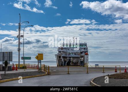 Traghetto nel porto di Punta Arenas, Patagonia, Cile Foto Stock