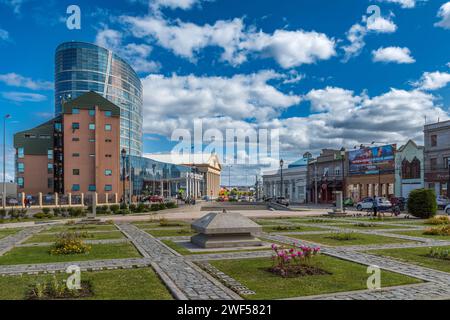 Case nella città portuale cilena di Puerto Natales, Patagonia, Cile Foto Stock