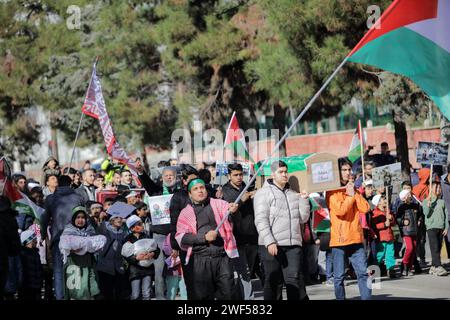 Gaziantep, Turkiye. 28 gennaio 2024: Gaziantep. Turkiye. 28 gennaio 2024. La città di Gaziantep nel sud della Turchia è testimone di una manifestazione a sostegno di Gaza e contro la guerra israeliana nella Striscia di Gaza assediata. La manifestazione è stata organizzata dal Partito curdo di Huda Par e i manifestanti hanno innalzato bandiere turche accanto a quelle palestinesi. Crediti: ZUMA Press, Inc./Alamy Live News Foto Stock