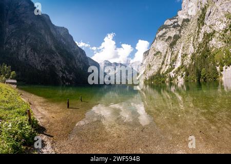 Vista dell'Obersee dal lato delle cascate Rothenbach, Köningssee, il Parco Nazionale di Berchtesgaden, le Alpi europee in Germania. Foto Stock