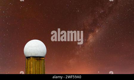 Un elegante obelisco con una sfera futuristica in cima Foto Stock