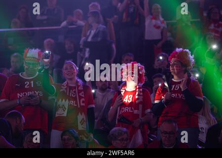 Tifosi danesi durante la finale di pallamano EHF EURO 2024 tra Francia e Danimarca a Colonia, in Germania. 28 gennaio 2024. Foto: Sanjin Strukic/PIXSELL credito: Pixsell/Alamy Live News Foto Stock