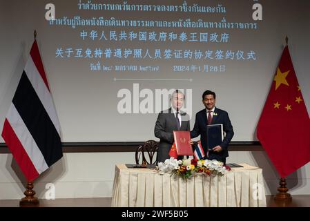 Sig. Parnpree Bahiddha-Nukara (R), Vice primo Ministro e Ministro degli affari esteri della Thailandia, e sig. Wang Yi (L), membro dell’Ufficio politico del Comitato centrale della PCC e ministro degli affari esteri della Cina, ha cofirmato l'"accordo tra il governo del Regno di Thailandia e il governo della Repubblica popolare cinese sull'esenzione reciproca dei visti per i titolari di passaporti ordinari e passaporti per gli affari pubblici", per un periodo di soggiorno non superiore a 30 giorni, l'accordo entrerà in vigore il 1° marzo 2024. Nella sala Narathip, Ministero degli affari Esteri, Foto Stock