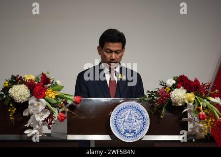 Bangkok, Thailandia. 28 gennaio 2024. Sig. Parnpree Bahiddha-Nukara, Vice primo Ministro e Ministro degli affari esteri della Thailandia, ha tenuto congiuntamente una conferenza stampa ai media in seguito co-firmato l'"accordo tra il governo del Regno di Thailandia e il governo della Repubblica popolare cinese sull'esenzione reciproca dei visti per i titolari di passaporti ordinari e passaporti per gli affari pubblici", nella sala Narathip, Ministero degli affari Esteri, Bangkok. Il 28 gennaio 2024. (Foto di Teera Noisakran/Pacific Press/Sipa USA) credito: SIPA USA/Alamy Live News Foto Stock