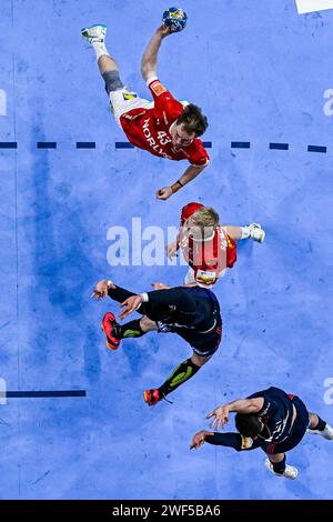 Colonia, Germania. 28 gennaio 2024. Pallamano: Campionato europeo, Francia-Danimarca, round finale, round finale, finale, Lanxess Arena. Il danese Simon Pytlick (top) in azione contro il danese Magnus Saugstrup (2° dall'alto), il francese Ludovic Fabregas e il francese Kentin Mahe. Credito: Tom Weller/dpa/Alamy Live News Foto Stock