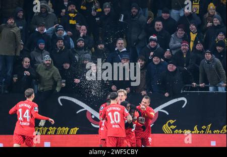 Dresda, Germania. 28 gennaio 2024. Calcio: Terza divisione, SG Dynamo Dresden - Borussia Dortmund II, giorno 23, Rudolf-Harbig-Stadion. I tifosi del blocco tifosi di Dresda versano birra ai giocatori di Dortmund dopo il gol del 1-2. Credito: Robert Michael/dpa/ZB/dpa/Alamy Live News Foto Stock