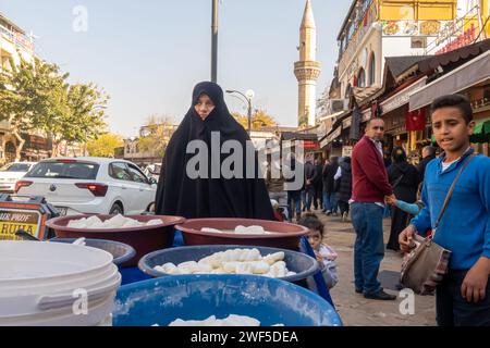 Donna vestita in hijab venditrice di strada nel centro di Urfa Sanliurfa nella Turchia sud-orientale Foto Stock