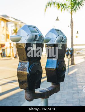 Parcheggio pubblico automatizzato, macchine a pagamento e distributori di biglietti in strada in una giornata di sole, senza persone Foto Stock