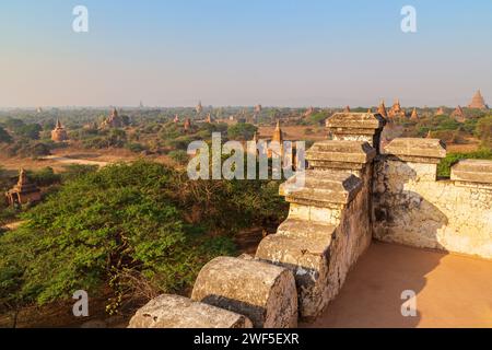 Paesaggio panoramico di molti antichi templi e piccole pagode nella pianura di Bagan in Myanmar (Birmania) in una giornata di sole. Vista da un balcone di un tempio più grande Foto Stock