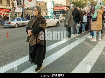 Gente di Sanliurfa in attesa di un autobus nella strada centrale di Sanliurfa in Turchia Foto Stock