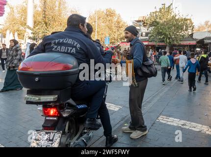 Polizia su una motocicletta e perline di gioielli di strada, venditore Sanliurfa Turkey Foto Stock